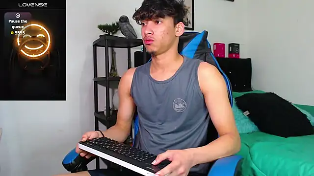 Snapshot of Gael_Jones chatting on November 4, 5:22 am Gael Jones online show from November 4, 5:22 am