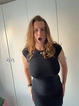 TenderLaGlamor online show from November 16, 3:39 pm