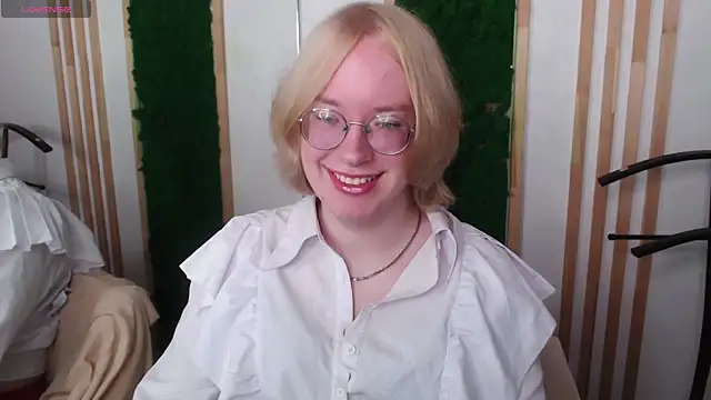 Amanda Butlerr online show from July 9, 12:15 pm