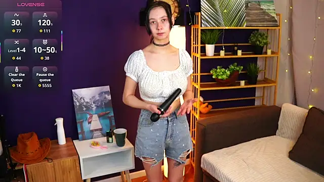 Snapshot of SuzanneHowse chatting on February 23, 4:18 pm SuzanneHowse online show from February 23, 4:18 pm