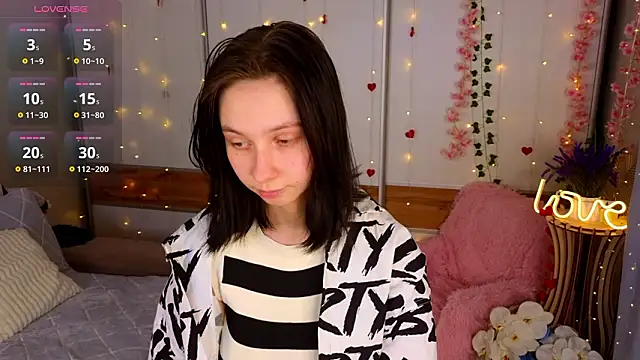 Snapshot of SuzanneHowse chatting on March 14, 4:46 pm SuzanneHowse online show from March 14, 4:46 pm