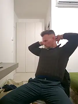 Snapshot of mrlyuis chatting on December 2, 8:10 pm mrlyuis online show from December 2, 8:10 pm