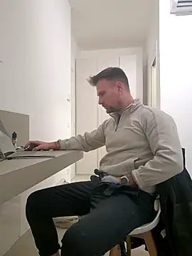 Snapshot of mrlyuis chatting on December 15, 5:19 pm mrlyuis online show from December 15, 5:19 pm