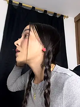 Snapshot of Scarlett05 chatting on October 28, 1:06 am Scarlett05 online show from October 28, 1:06 am