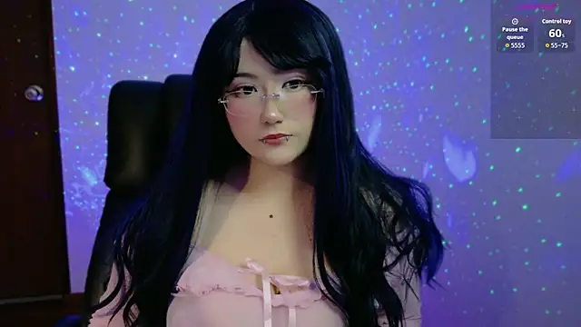 Snapshot of Livelle69 chatting on October 28, 3:18 am Livelle69 online show from October 28, 3:18 am