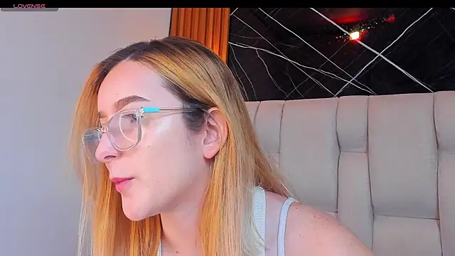 kristal joi dl online show from November 18, 12:30 pm