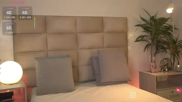 Snapshot of SophieCollins_1 chatting on June 4, 11:59 am SophieCollins 1 online show from June 4, 11:59 am