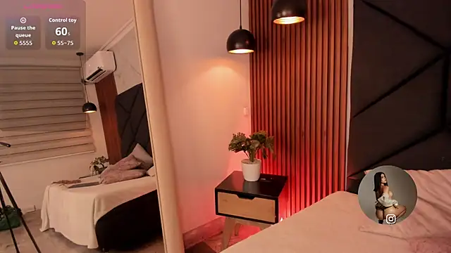 Snapshot of SophieCollins_1 chatting on October 31, 12:13 pm SophieCollins 1 online show from October 31, 12:13 pm