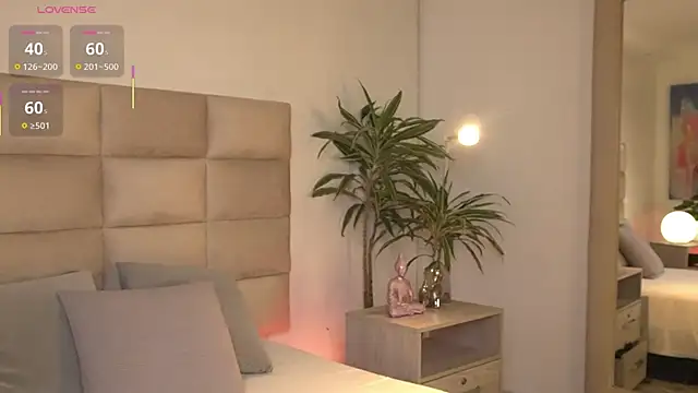 Snapshot of SophieCollins_1 chatting on May 22, 11:52 am SophieCollins 1 online show from May 22, 11:52 am