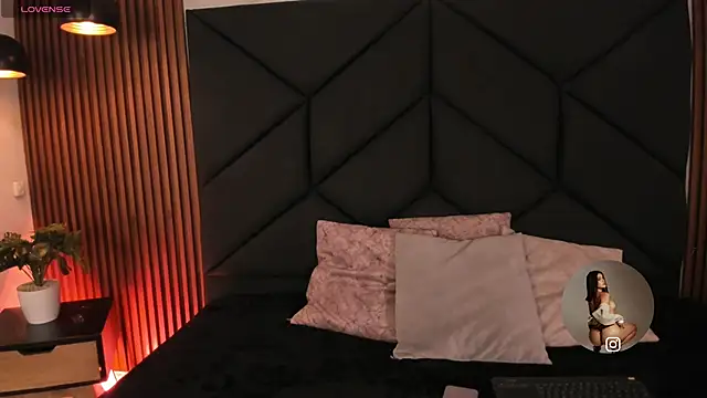 Snapshot of SophieCollins_1 chatting on October 29, 11:42 am SophieCollins 1 online show from October 29, 11:42 am