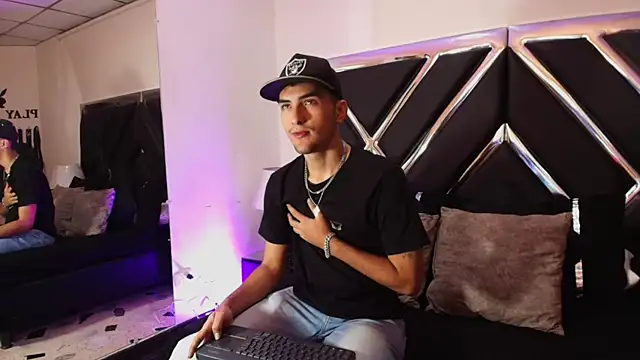 AlekRuizx online show from October 17, 3:32 am