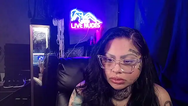 chicanachic13 online show from February 22, 10:44 pm