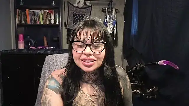 chicanachic13 online show from March 22, 8:32 pm