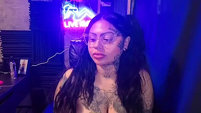 chicanachic13 online show from December 13, 9:54 pm