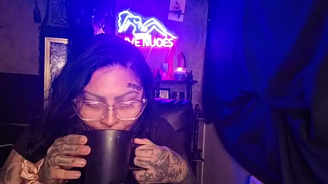 chicanachic13 online show from February 13, 6:46 am