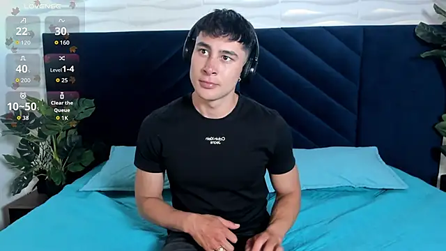 AustinJones  online show from February 6, 7:43 pm