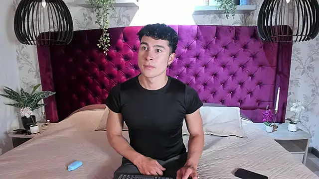 AustinJones  online show from February 19, 8:28 pm