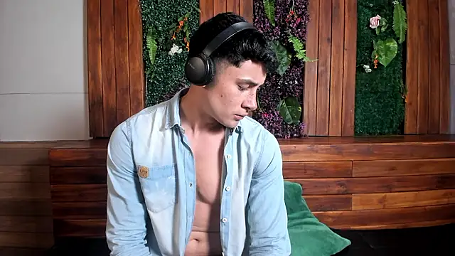 AustinJones  online show from February 7, 6:38 pm