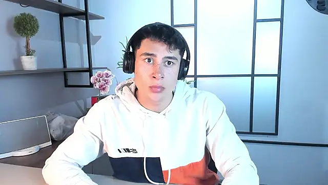 AustinJones  online show from February 13, 7:14 pm