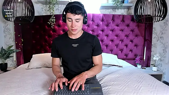 AustinJones  online show from February 8, 7:55 pm