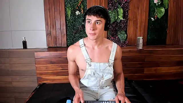 AustinJones  online show from February 16, 7:12 pm