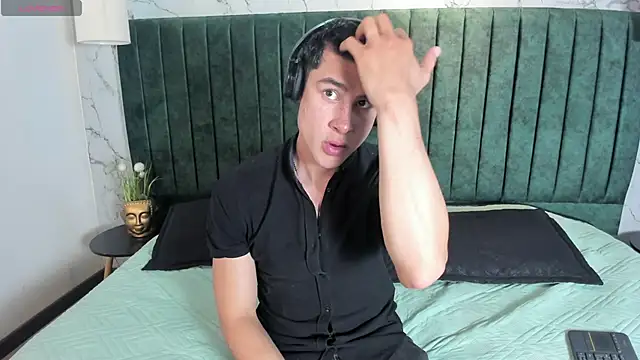 AustinJones  online show from February 20, 7:38 pm