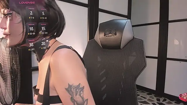 Snapshot of MistressMariam_ chatting on November 11, 8:25 pm MistressMariam online show from November 11, 8:25 pm