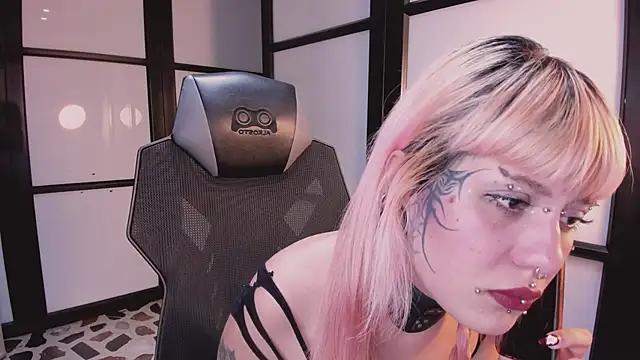 Snapshot of MistressMariam_ chatting on November 6, 8:46 pm MistressMariam online show from November 6, 8:46 pm