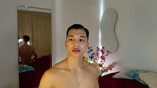 Snapshot of Troye_Williams chatting on May 5, 2:31 pm Troye Williams online show from May 5, 2:31 pm