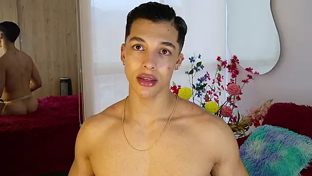 Snapshot of Troye_Williams chatting on May 14, 10:07 pm Troye Williams online show from May 14, 10:07 pm