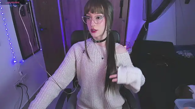 starrraura online show from December 5, 7:45 pm