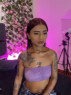 Snapshot of Dirty_isabella18 chatting on May 7, 7:17 pm Dirty isabella18 online show from May 7, 7:17 pm