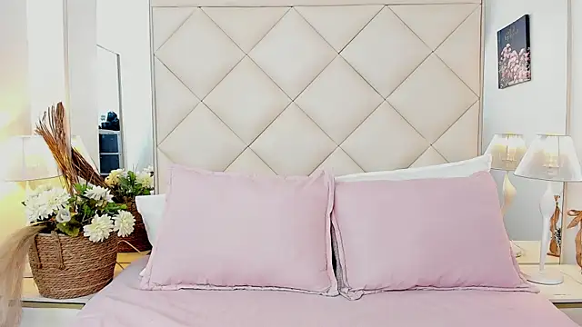 Snapshot of LuciaBenett_ chatting on February 22, 5:21 am LuciaBenett online show from February 22, 5:21 am