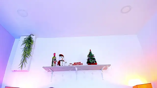 Snapshot of LuciaBenett_ chatting on December 14, 7:08 pm LuciaBenett online show from December 14, 7:08 pm