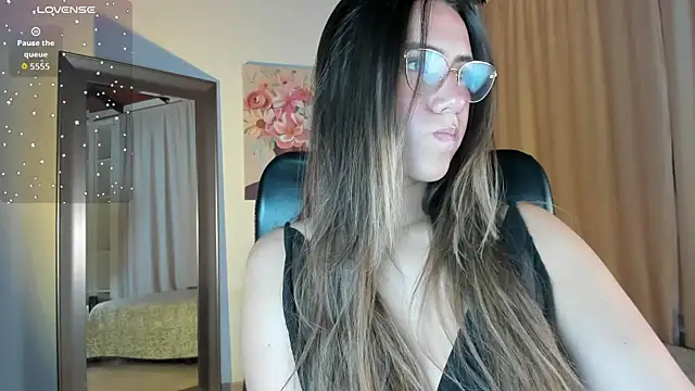 Snapshot of Valey_x chatting on December 3, 4:02 am Valey x online show from December 3, 4:02 am