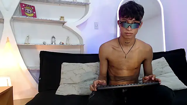 Snapshot of BEAUTY_BOYS1 chatting on September 21, 10:15 pm BEAUTY BOYS1 online show from September 21, 10:15 pm