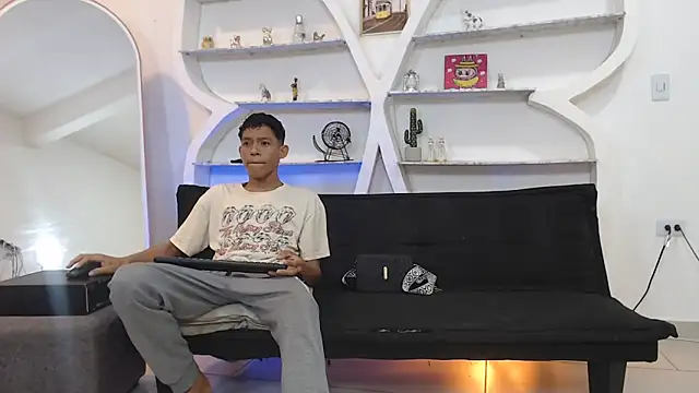 BEAUTY BOYS1 online show from November 11, 7:14 am