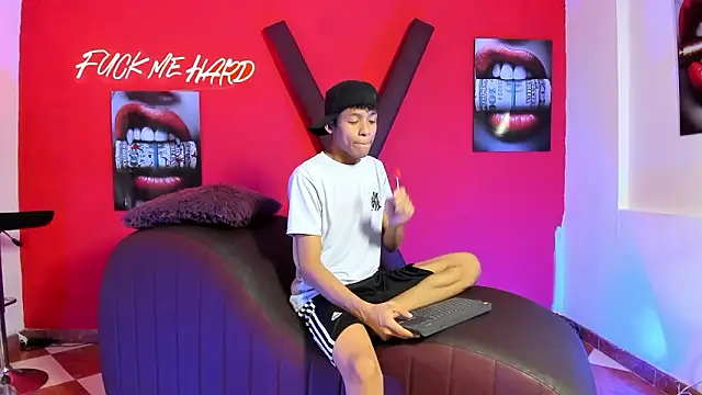 BEAUTY BOYS1 online show from March 9, 7:06 pm