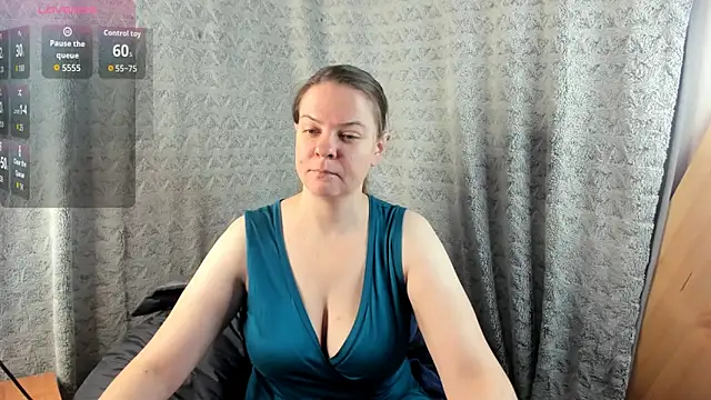 MiaLores online show from November 12, 9:02 am