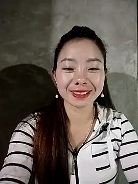 Snapshot of milo123-xx chatting on February 15, 8:35 am milo123-xx online show from February 15, 8:35 am