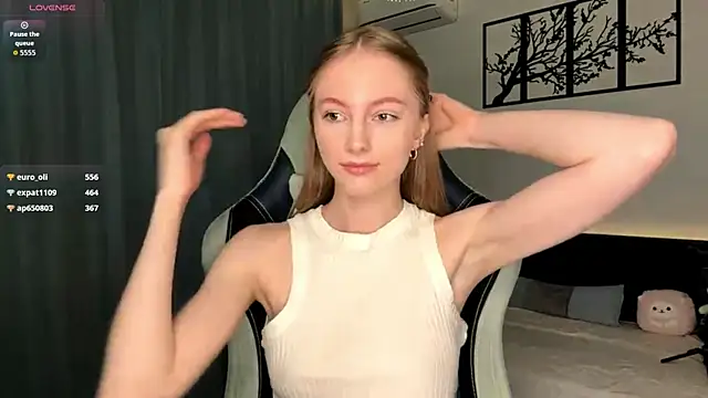 Snapshot of BrightAnnie chatting on November 23, 4:06 pm BrightAnnie online show from November 23, 4:06 pm