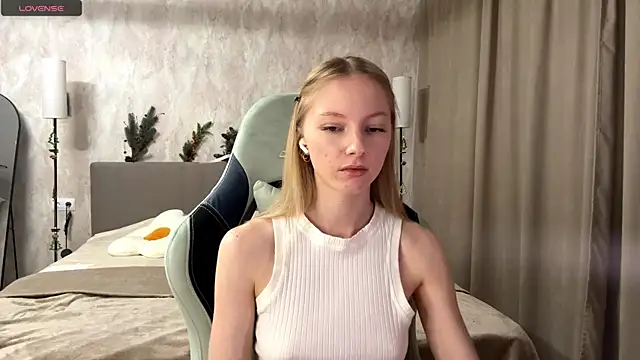 Snapshot of BrightAnnie chatting on December 17, 2:11 pm BrightAnnie online show from December 17, 2:11 pm