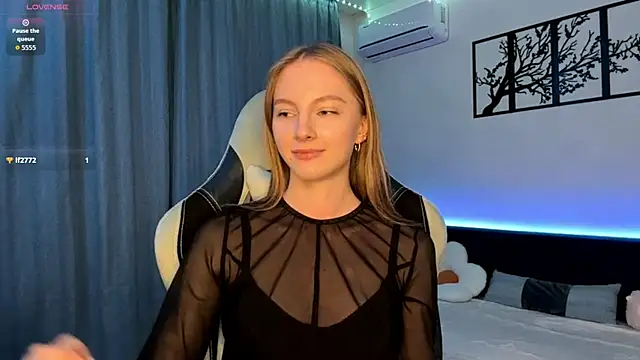 Snapshot of BrightAnnie chatting on November 19, 3:12 pm BrightAnnie online show from November 19, 3:12 pm