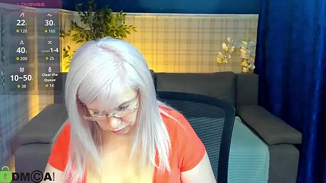 Snapshot of Hella_Fabel chatting on May 4, 1:20 am Hella Fabel online show from May 4, 1:20 am