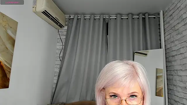 Snapshot of Hella_Fabel chatting on December 14, 1:12 am Hella Fabel online show from December 14, 1:12 am