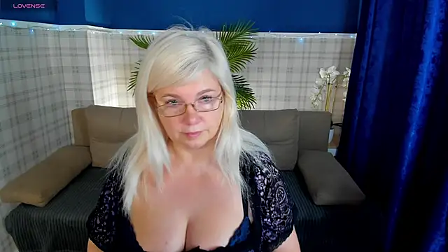 Snapshot of Hella_Fabel chatting on November 29, 1:06 am Hella Fabel online show from November 29, 1:06 am