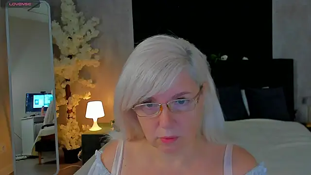 Snapshot of Hella_Fabel chatting on November 16, 1:10 am Hella Fabel online show from November 16, 1:10 am