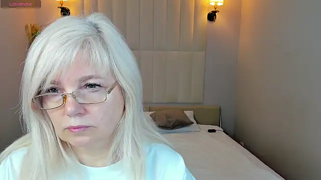 Snapshot of Hella_Fabel chatting on June 7, 1:11 am Hella Fabel online show from June 7, 1:11 am