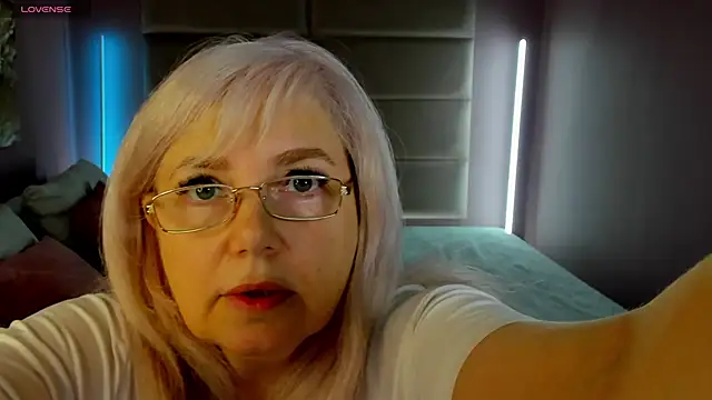 Snapshot of Hella_Fabel chatting on May 14, 1:13 am Hella Fabel online show from May 14, 1:13 am