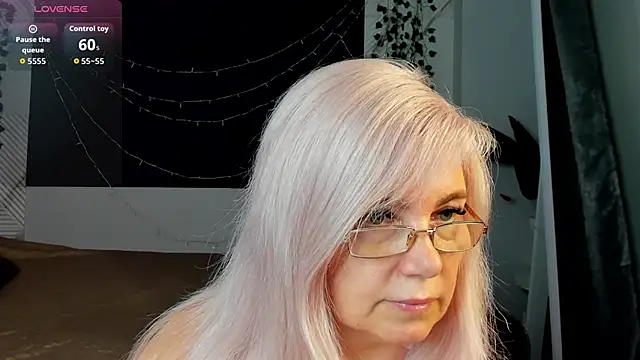 Snapshot of Hella_Fabel chatting on May 8, 1:09 am Hella Fabel online show from May 8, 1:09 am